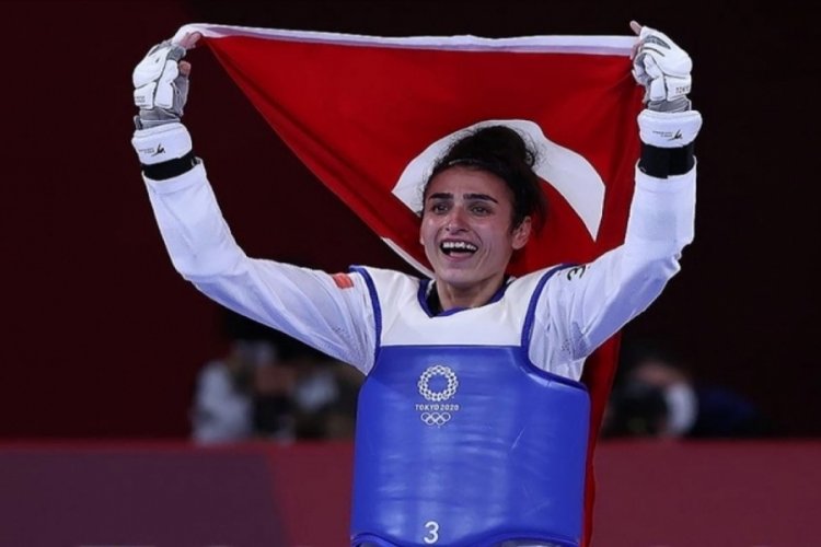 Milli tekvandocu Hatice K&uuml;bra İlg&uuml;n'e, Bursa'da hediye altın