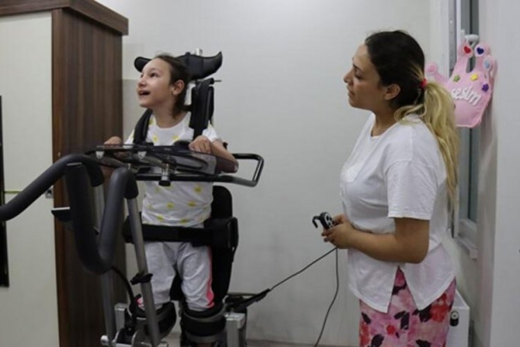 Cumhurbaşkanı Erdoğan'ın talimatıyla Serebral palsi hastası Yaren'in y&uuml;z&uuml; g&uuml;ld&uuml;