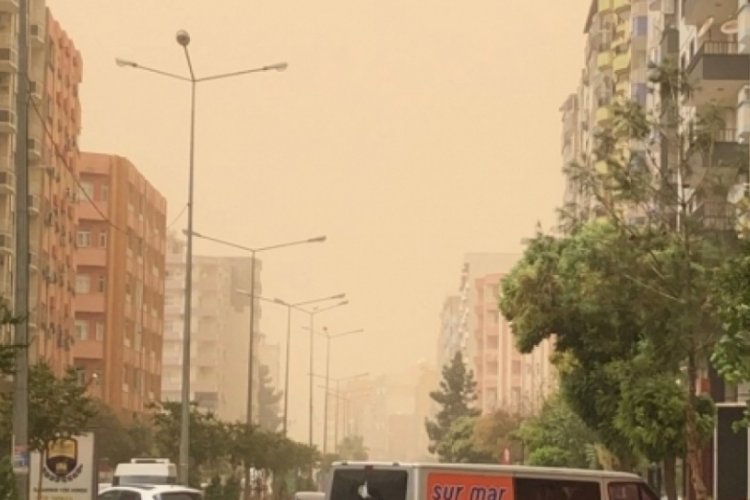 Mardin ve Şırnak'ta Suriye'den gelen toz bulutu hayatı olumsuz etkiledi