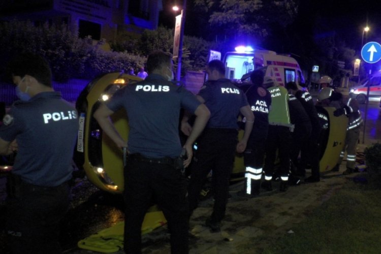 Gece yarısı feci kaza: 1'i ağır, 3 yaralı