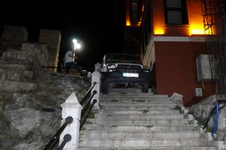 Bursa'da ilgin&ccedil; olay: Ara&ccedil;, Tophane surlarında asılı kaldı