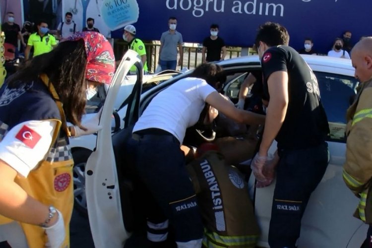 Otomobil durakta bekleyen İETT otob&uuml;s&uuml;ne &ccedil;arptı