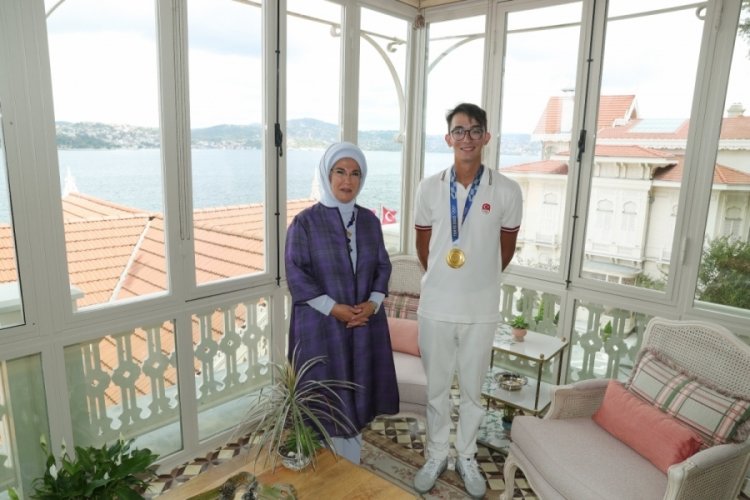Emine Erdoğan, Mete Gazoz'u tebrik etti