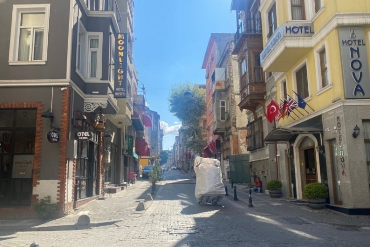 3'&uuml;nc&uuml; kattan d&uuml;şen kadın feci şekilde yaralandı
