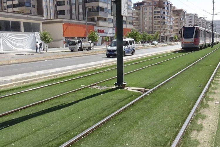 Tramvayın &ccedil;arptığı gen&ccedil; kız yaşam savaşını kaybetti