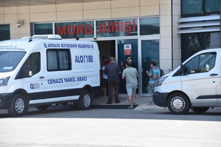 Evlerinde &ouml;l&uuml; bulunan anne ve kızının cenazeleri alındı