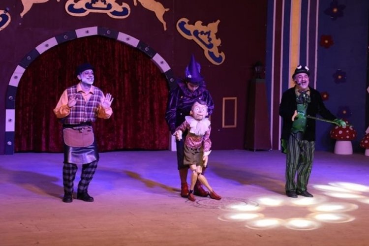 Bursa'da &ccedil;ocuklar Pinokyo ile kahkahaya boğuldu