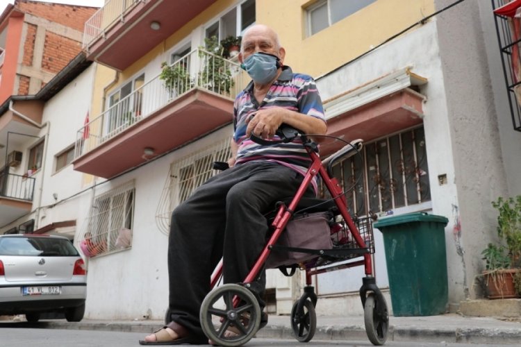 Denizli'de yavaş gitmesini isteyen y&uuml;r&uuml;me engelliyi vicdansızca darbetti