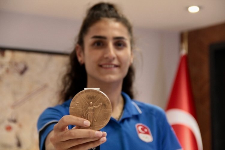Tokyo'dan Bursa'ya madalyayla d&ouml;nen Hatice K&uuml;bra İlg&uuml;n babasına verdiği s&ouml;z&uuml; tuttu