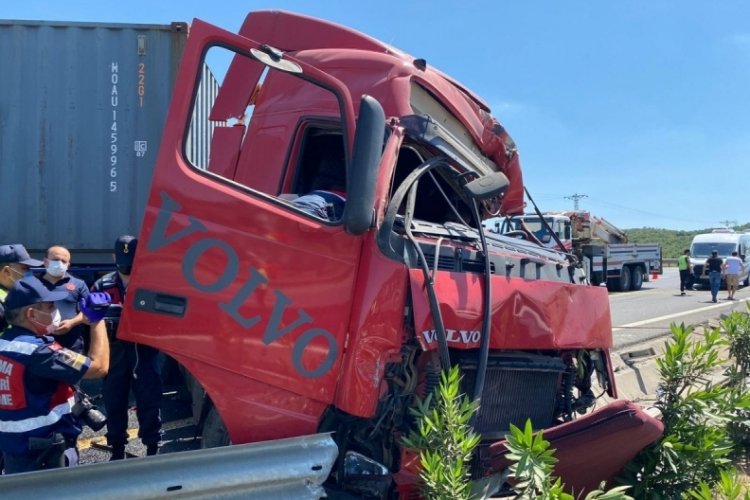 Kuzey Marmara Otoyolunda tır bariyerlere saplandı: 1 &ouml;l&uuml;