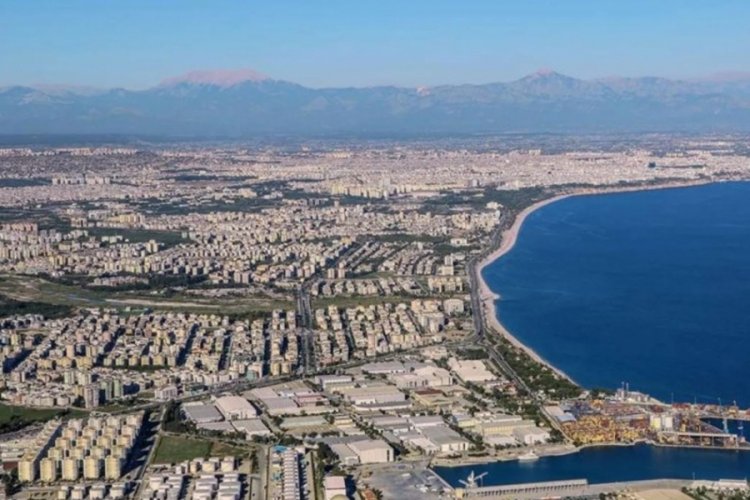 Antalya'da sağlık &ccedil;alışanlarının izinleri iptal edildi