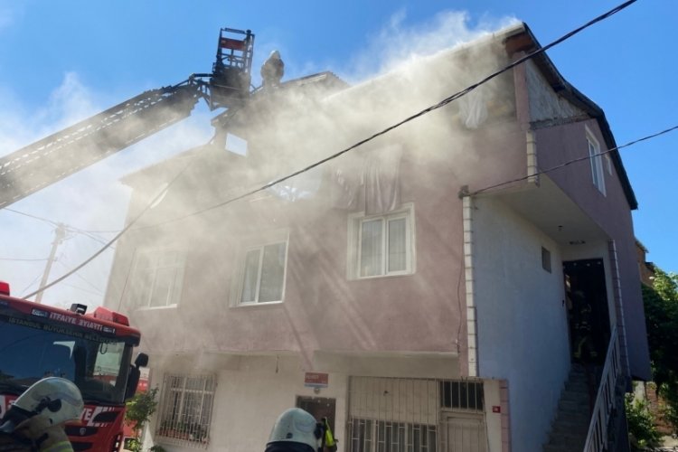 İstanbul Pendik'te iki katlı bir binada yangın meydana geldi