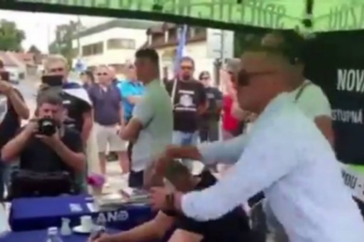 &Ccedil;ekya Başbakanı yumurtalı saldırıya uğradı