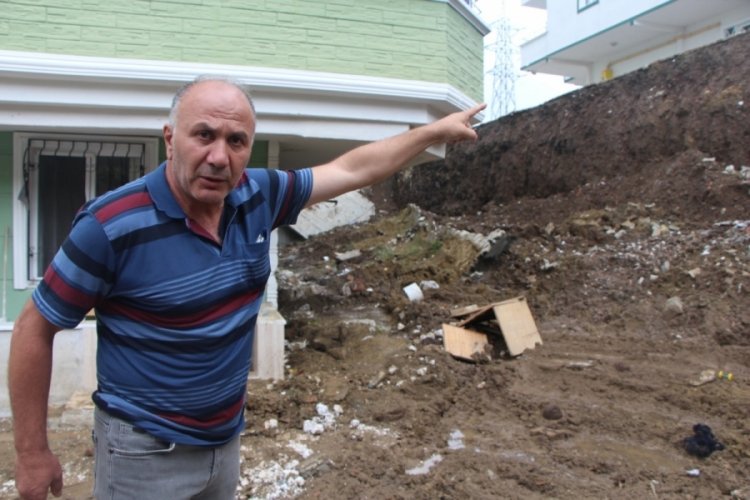 Samsun'da sağanak nedeniyle apartmanın istinat duvarı &ccedil;&ouml;kt&uuml;!