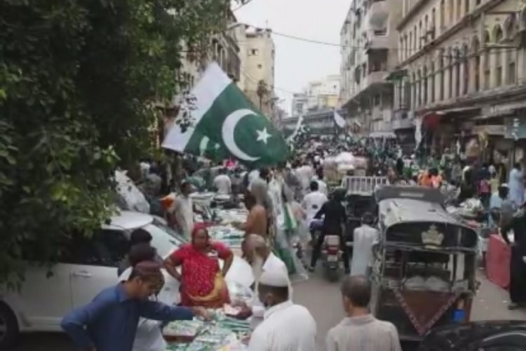 Pakistan'da 9 g&uuml;nl&uuml;k karantinanın bitmesiyle halk marketlere akın etti
