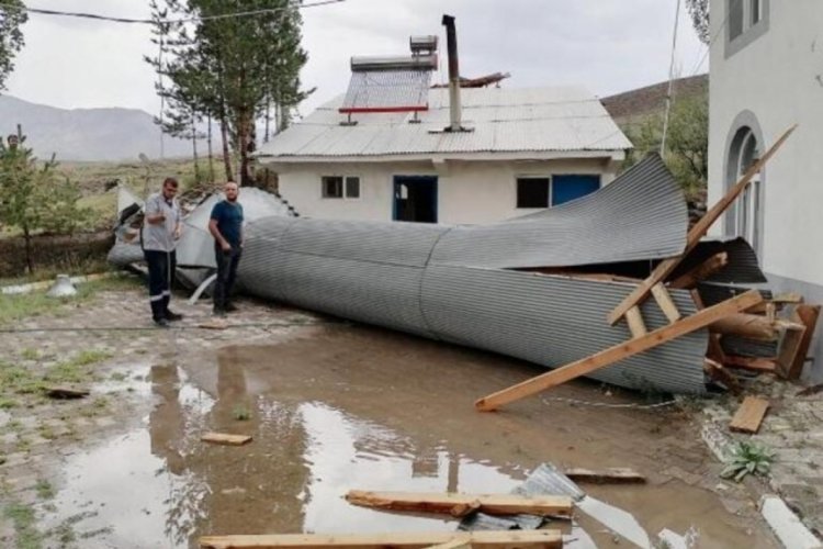Erzurum Oltu'da fırtına caminin minaresini yıktı!