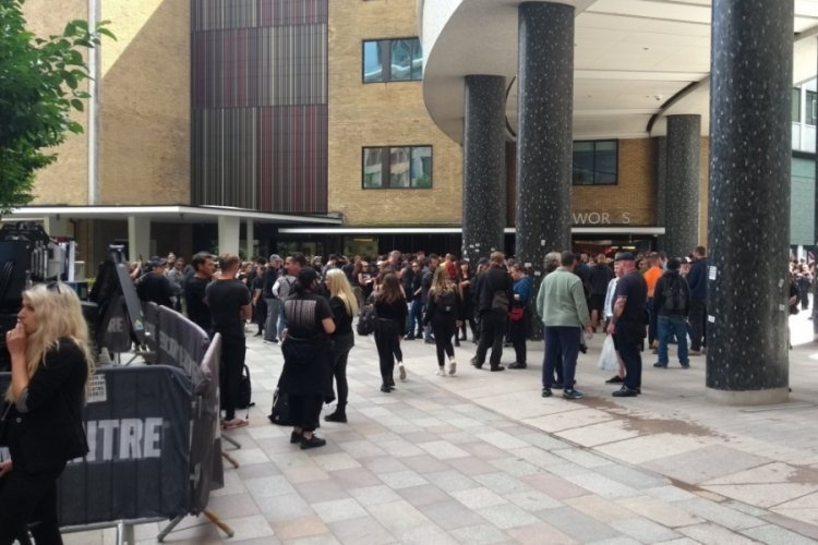 Londra'da aşı karşıtları BBC binasını basmaya &ccedil;alıştı
