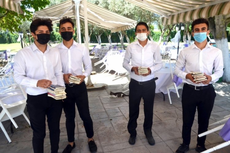 D&uuml;ğ&uuml;n davetlilerine nikah şekeri yerine d&uuml;nya klasikleri