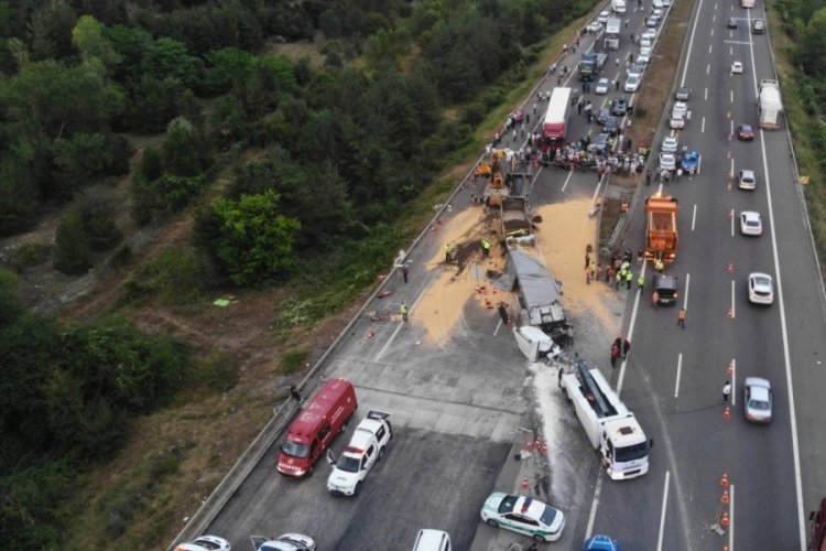 TEM Otoyolu, kaza sonrası 4.5 saatte trafiğe a&ccedil;ıldı