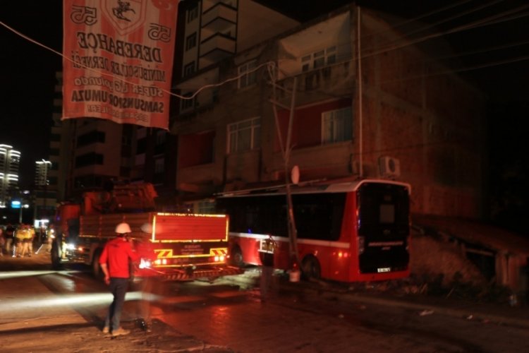 Kamyonetle &ccedil;arpışan otob&uuml;s markete girdi: 8 yaralı