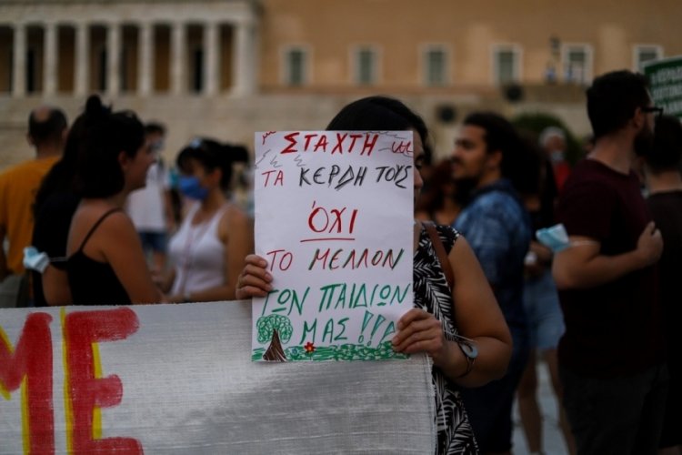 Yunanistan'da yangınlar sebebiyle h&uuml;k&uuml;meti protesto ettiler
