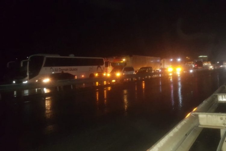 Kastamonu'da feci kaza! TIR bariyerlere &ccedil;arptı: 1 yaralı