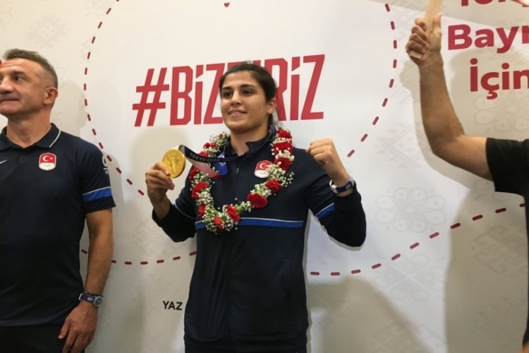 Olimpiyat şampiyonu Buse Naz S&uuml;rmeli yurda d&ouml;nmesi coşkuyla karşılandı