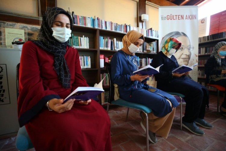 Bursa Nil&uuml;ferli kadınlar G&uuml;lten Akın şiirleriyle buluşuyor