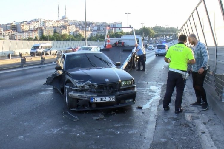 İstanbul Hali&ccedil;'te korkun&ccedil; kaza! Otomobil bariyerlere &ccedil;arptı: 1 yaralı