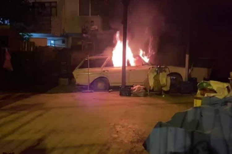 Bursa'da bir otomobil mahallenin ortasında alev alev yandı
