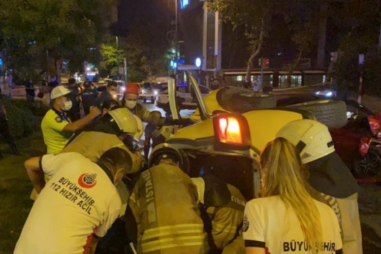 İstanbul &Uuml;sk&uuml;dar'da feci kaza! 1'i ağır 3 yaralı