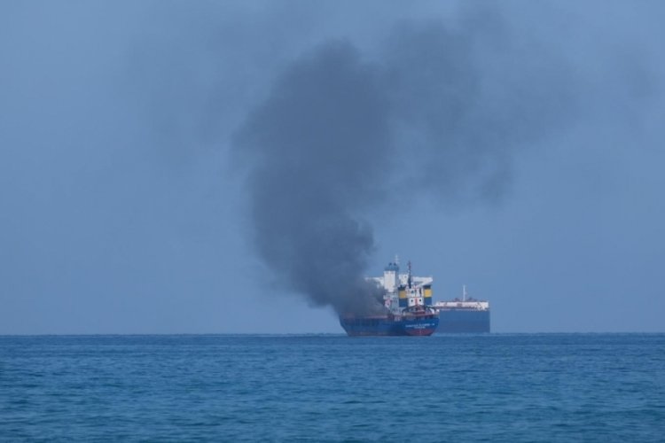 İskenderun K&ouml;rfezi'nde konteyner y&uuml;kl&uuml; gemide yangın!