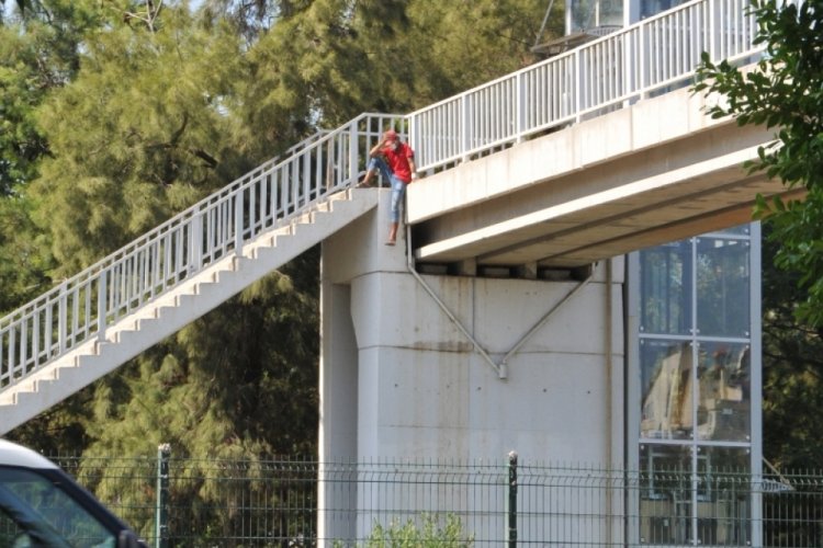 Antalya'da Suriyeli şahıs &uuml;st ge&ccedil;itten atlamak &uuml;zereyken polis yakaladı