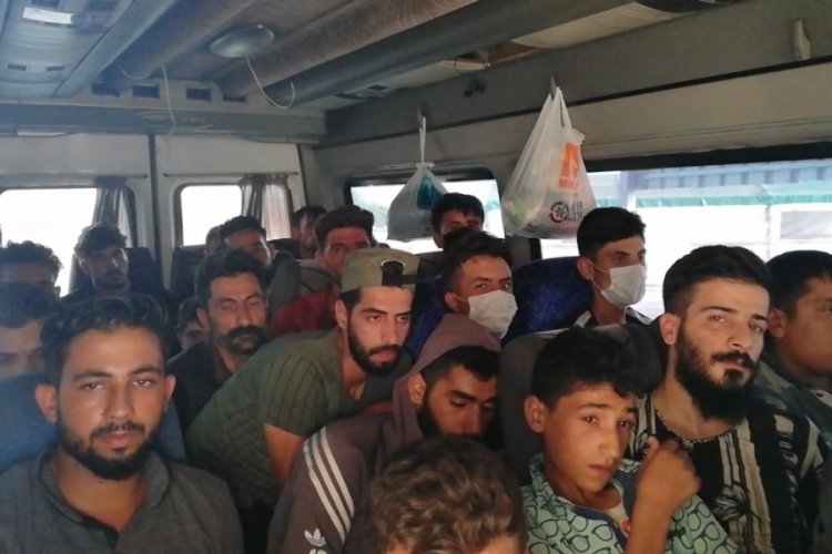 Osmaniye'de minib&uuml;sten 30 kişi &ccedil;ıktı, 28'i ka&ccedil;ak!