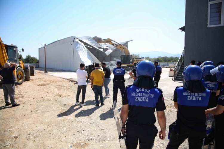 Bursa'da ka&ccedil;ak fabrika binası ikinci kez yıkıldı