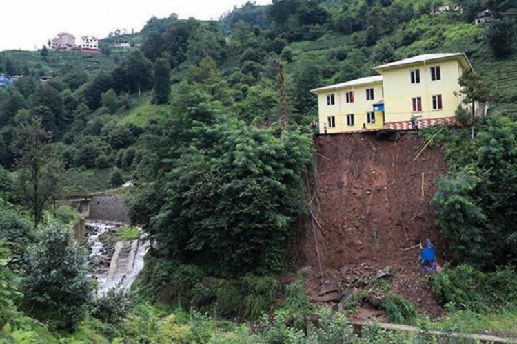 Rize'de heyelan sebebiyle okulun bah&ccedil;esi &ccedil;&ouml;kt&uuml;!