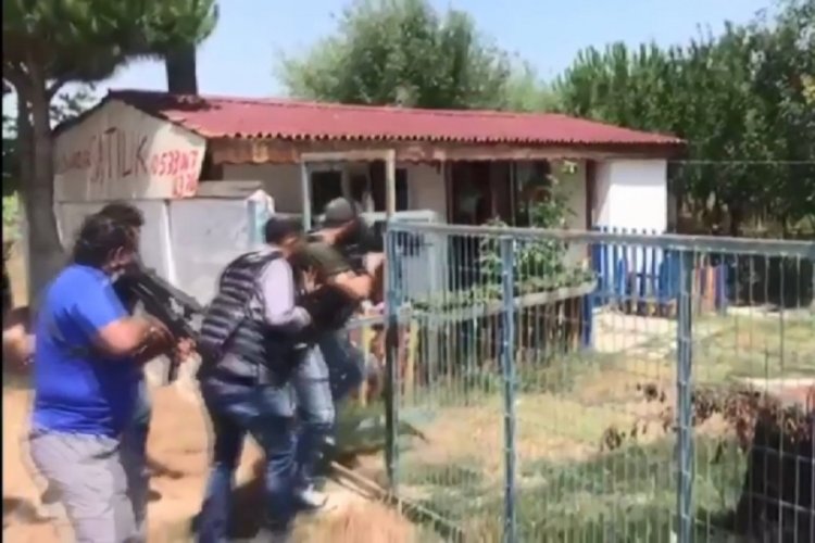 İstanbul Bağcılar'da 2 kardeşi &ouml;ld&uuml;ren ş&uuml;phelinin yakalanma anı g&ouml;r&uuml;nt&uuml;lendi