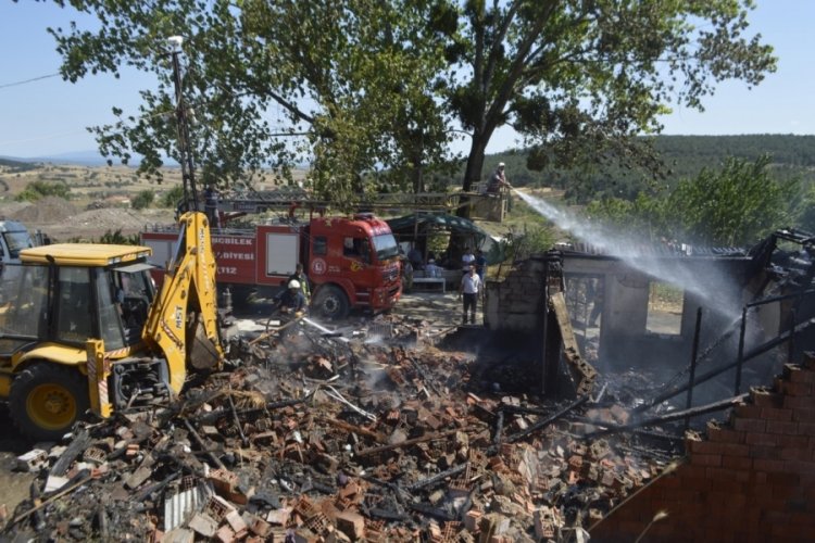 K&uuml;tahya'da &ccedil;ıkan yangın ormana sı&ccedil;ramadan s&ouml;nd&uuml;r&uuml;ld&uuml;!
