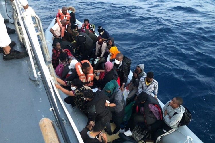 İzmir Dikili a&ccedil;ıklarında 34 ka&ccedil;ak g&ouml;&ccedil;men kurtarıldı
