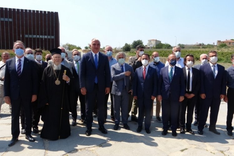 G&ouml;k&ccedil;eada'da &ccedil;alınan 12 ikona Rum Ortodoks Patriğine teslim edildi