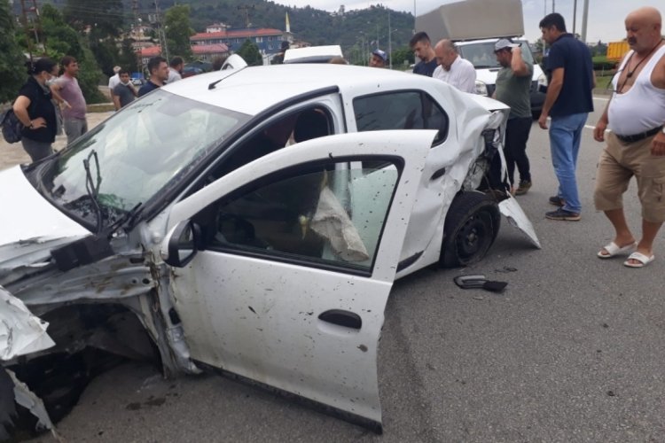 Giresun'da otomobille &ccedil;arpışan minib&uuml;s takla attı!