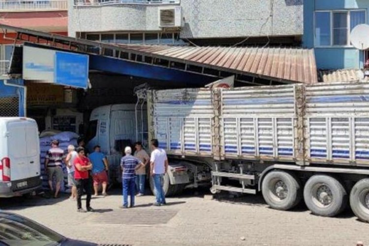 Aydın'da şof&ouml;r&uuml; uyuyan TIR, yem bayisine daldı!