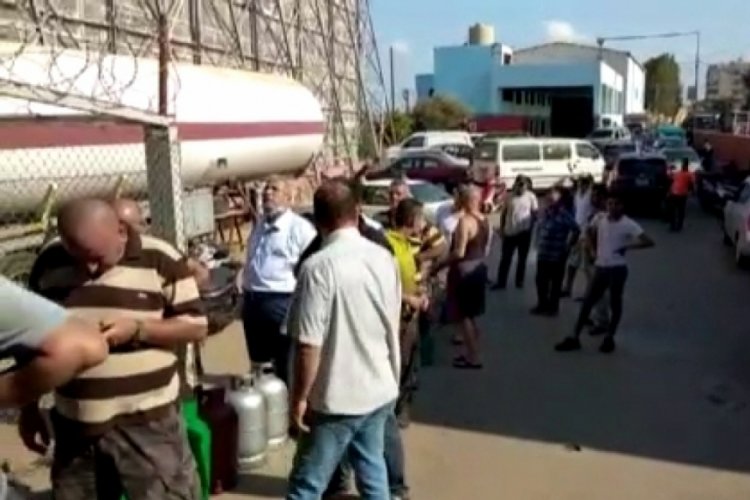 L&uuml;bnan'da metrelerce gaz kuyruğu oluştu