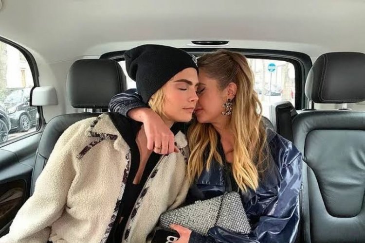 D&uuml;nyaca &uuml;nl&uuml; model Cara Delevingne hayır i&ccedil;in vajinasını satışa &ccedil;ıkardı
