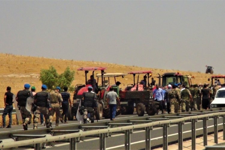 Elektriği kesilen &ccedil;ift&ccedil;iler yolu trakt&ouml;rle kapattı
