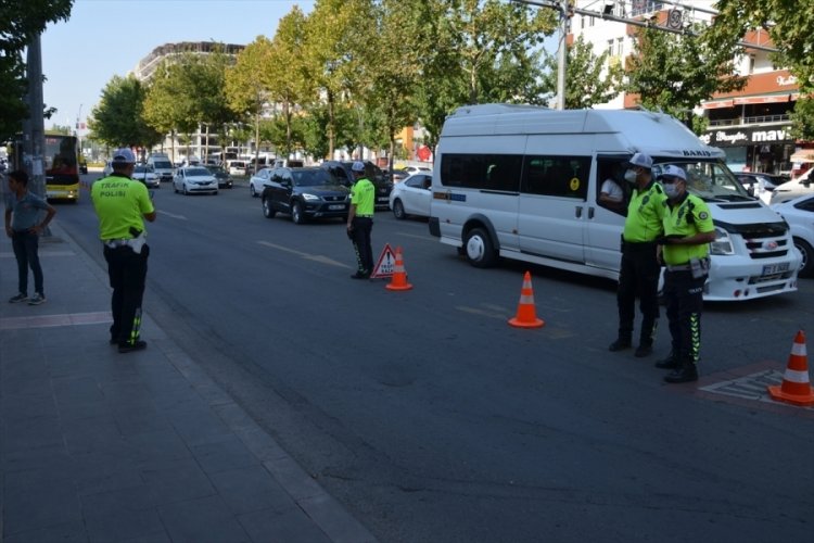 Karantinada olması gereken şof&ouml;r direksiyon başında yakalandı