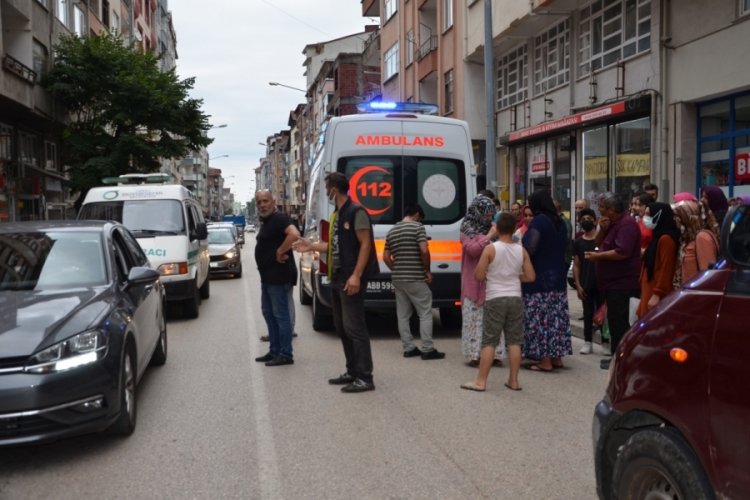 Annesinin elini bırakıp fırlayan &ccedil;ocuğa araba &ccedil;arptı