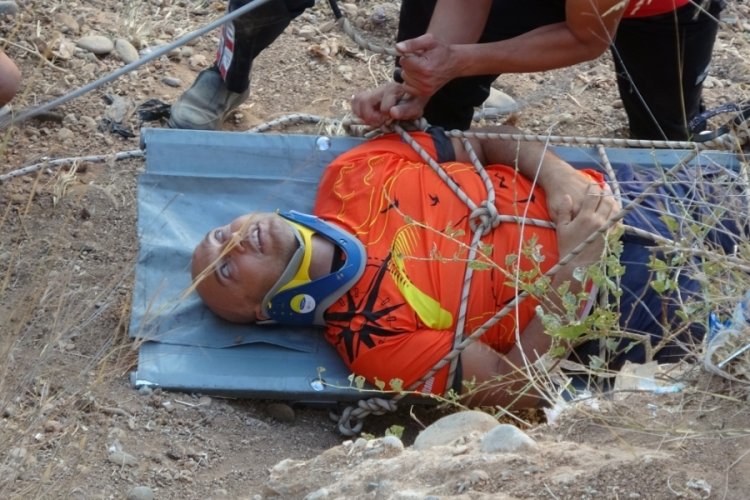 10 metreden d&uuml;şen paraş&uuml;t&ccedil;&uuml;y&uuml; itfaiye ekipleri kurtardı