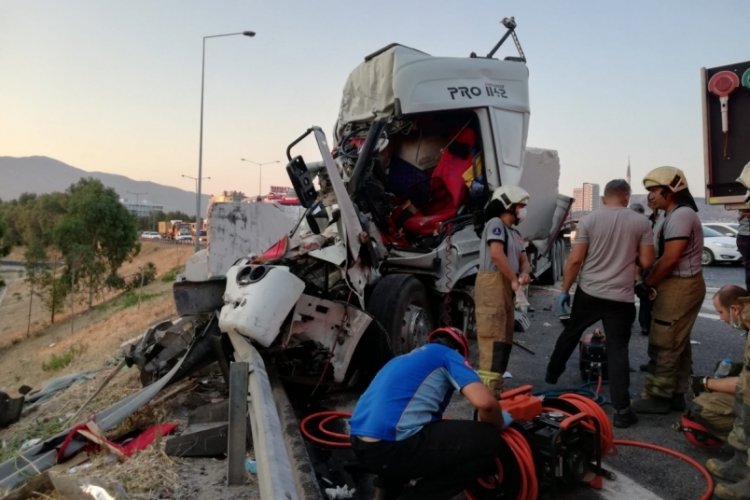 Adres tarifi i&ccedil;in durdurulan tıra başka bir tır &ccedil;arptı