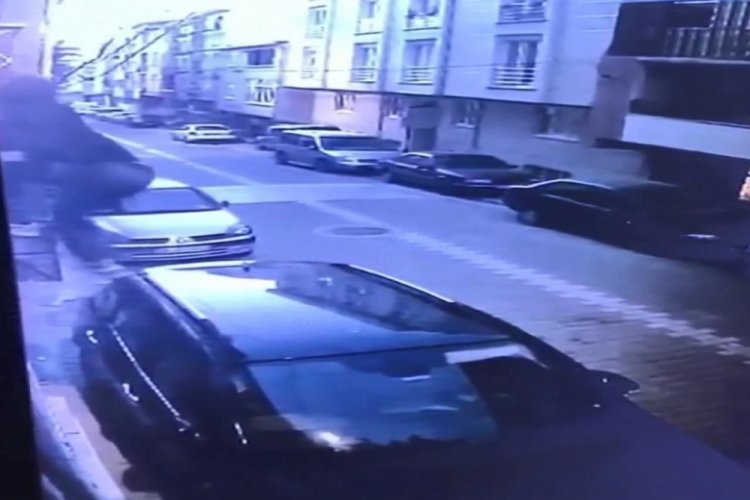 İstanbul'da hırsız ev sahibine yakalanınca cipin &uuml;zerine atlayarak ka&ccedil;tı!